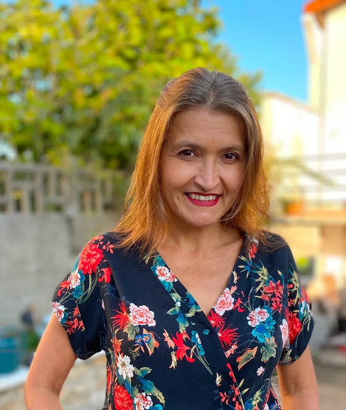 Cristina Lahaulle, couturière créatrice, dans son atelier à Brunoy